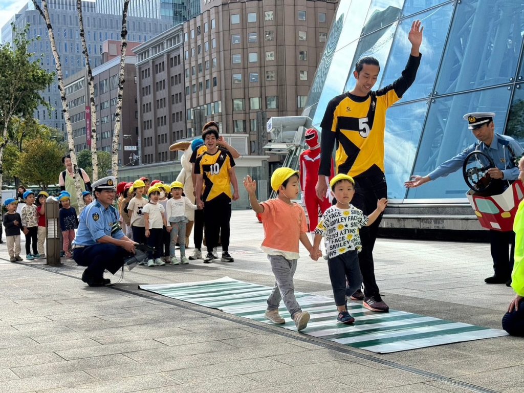 秋の全国交通安全運動「交通事故死ゼロを目指す日」 交通安全イベントに 山田選手、谷選手、岩崎選手が参加